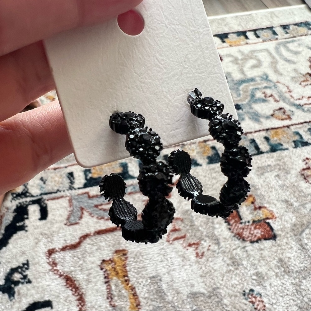 💕💕 black Plated with Jet Color Crystal Flower Hoop Earring